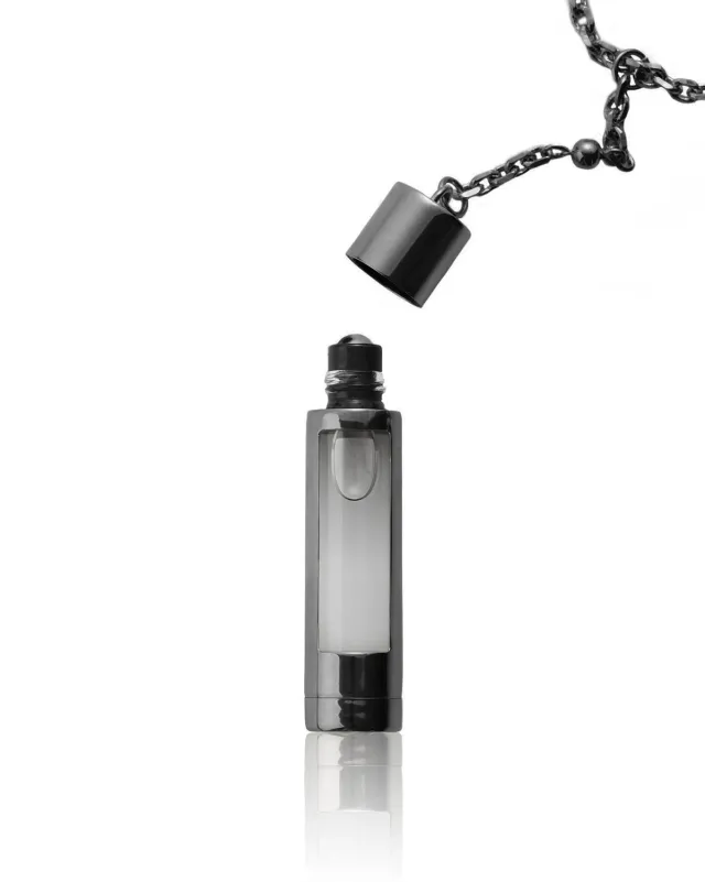 N.C.P. Olfactives The Piece Black dufthalskæde inkl. 701 5ml